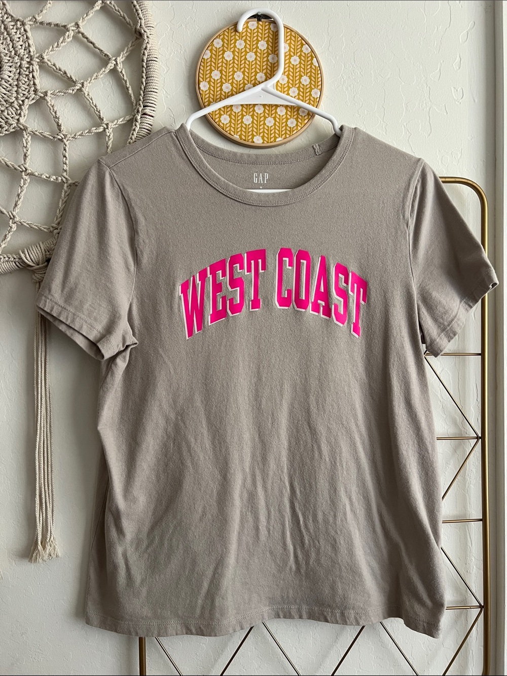 GAP Women’s M West Coast Graphic Tee in Taupe with Pink Print